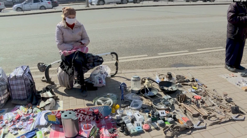 "От хорошей жизни на улицу не пойдешь". Власти Нур-Султана борются со стихийной торговлей, продавцы против