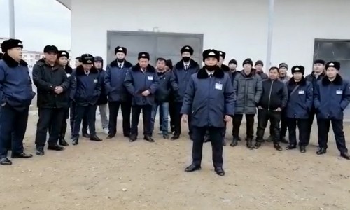 Казахстан: Повысить зарплату требуют проводники поездов в Мангистау