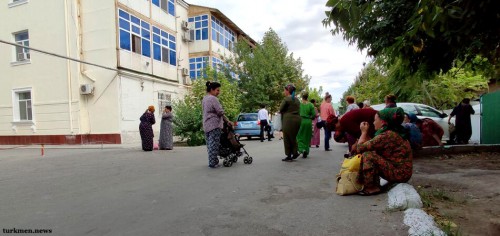 Туркменистан: Банкам запретили выдачу долларов людям, получающим зарплату в валюте