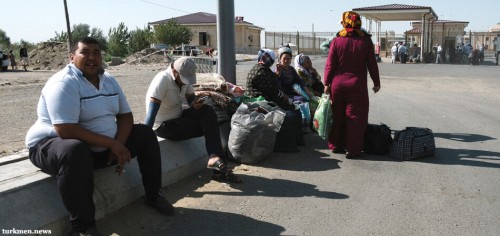 Turkmen Get By on Piecemeal Sales and Cash Withdrawals in Uzbekistan