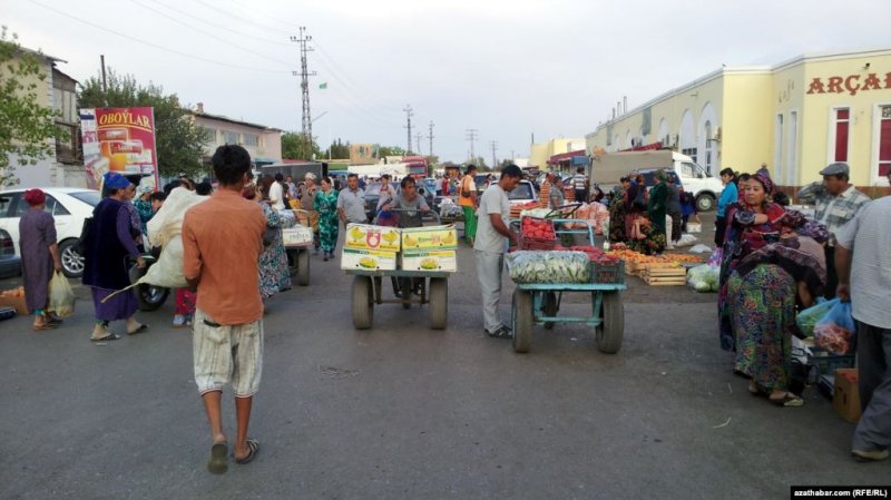 Maryda ençeme bazar ýapyklygyna galýan mahaly, Baýramalynyň bazarynda rugsatsyz söwda edýän satyjylar köpelýär