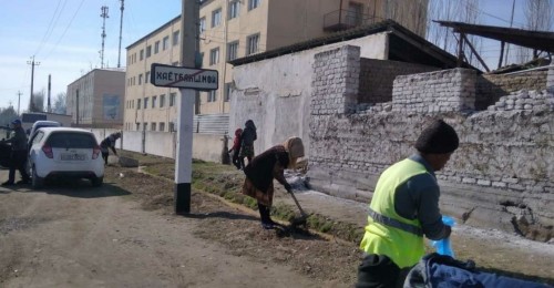 В Андижане готовятся к возможному визиту президента Мирзияева. Учителей массово привлекли к покраске стен