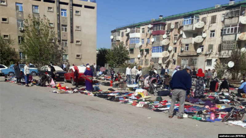 Türkmenabatlylar polisiýa garşylyk bildirip, emeli söwda nokadyny saklap galdylar