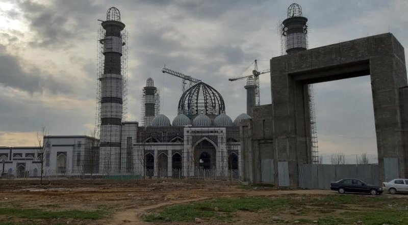 Прокуратура Душанбе возбудила уголовное дело по факту падения с большой высоты рабочих на строительстве самой крупной в регионе мечети. Один из строителей скончался.