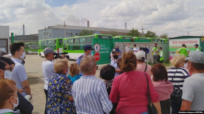 Сотрудникам автобусного парка Семея пообещали проверку их компании, которую они требуют несколько месяцев