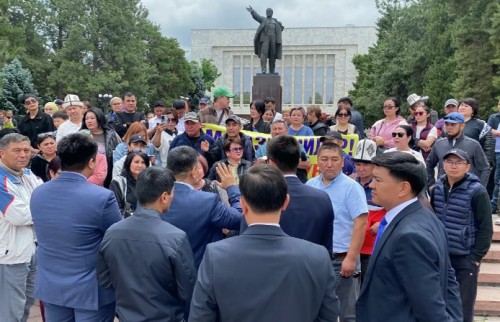 В центре Бишкека владельцы павильонов митингуют против ККМ — видео