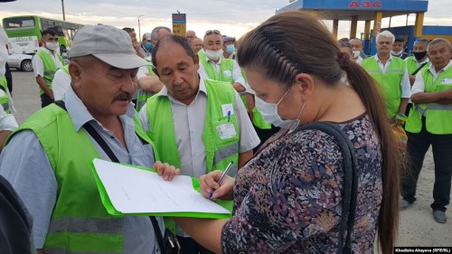 В Семее около 80 водителей городских автобусов отказались выходить на маршрут