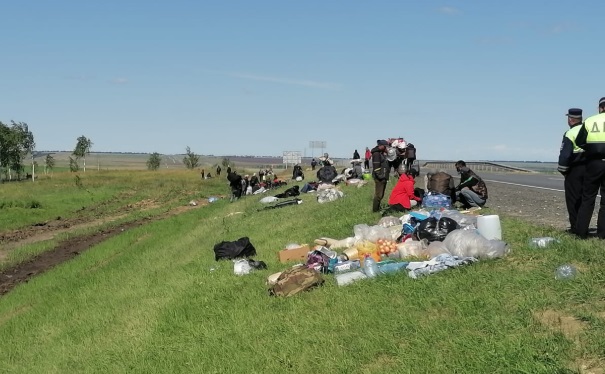 В Оренбургской области на границе снова скопилось более тысячи мигрантов из Кыргызстана, Узбекистана и Таджикистана