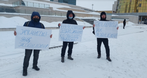 Казахстан:  Трое жанаозенцев вышли на пикет в Нур-Султане, требуя трудоустройства