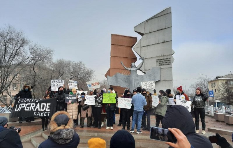 Активисты в кольце СОБРа. Как препятствовали протестам в Алматы