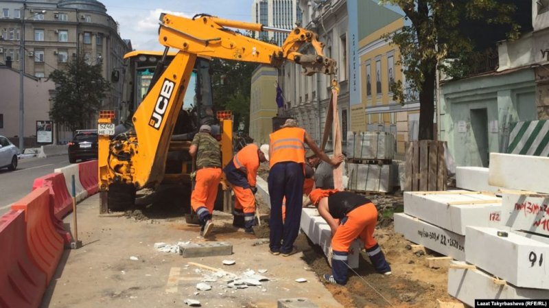 В Москве трудовые мигранты снова вышли на стройки. Многие полтора месяца жили без денег