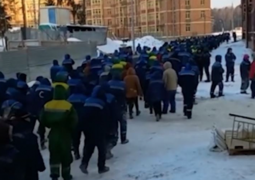 Мигранты из Таджикистана и Узбекистана провели митинг в Москве