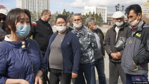 Сотрудники автопарка в Семее требуют зарплаты за март и оформления пособий