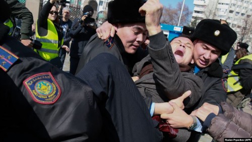 Токаев подписал закон о митингах в Казахстане: нельзя проводить иностранцам и незарегистрированным движениям, а также вне специальных мест