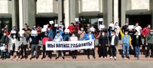 Семьи голодают. Около сотни работников ресторанов вышли на митинг