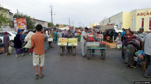 Maryda ençeme bazar ýapyklygyna galýan mahaly, Baýramalynyň bazarynda rugsatsyz söwda edýän satyjylar köpelýär