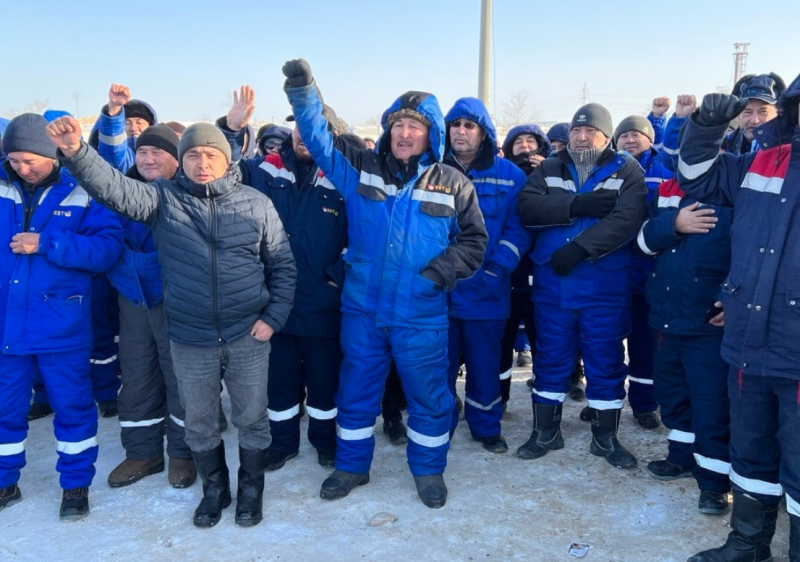 Работники железной дороги выступили в поддержку бастующих в Жетыбае, требуют повысить оплату труда