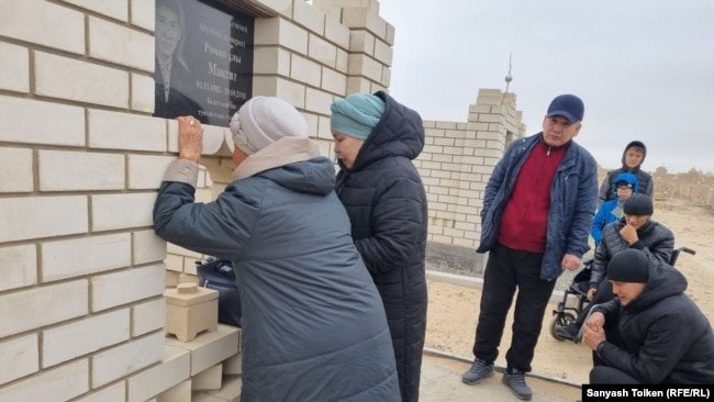 Онайгуль Досмагамбетова у могилы сына в селе Тенге