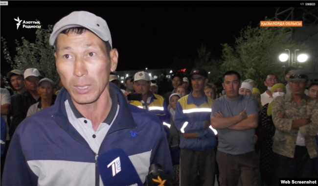 Ереуіл кезінде жұмысшылар талаптарын жеткізіп тұрған Ақылбек Қиылбаев. Қыркүйек 2021 жыл.