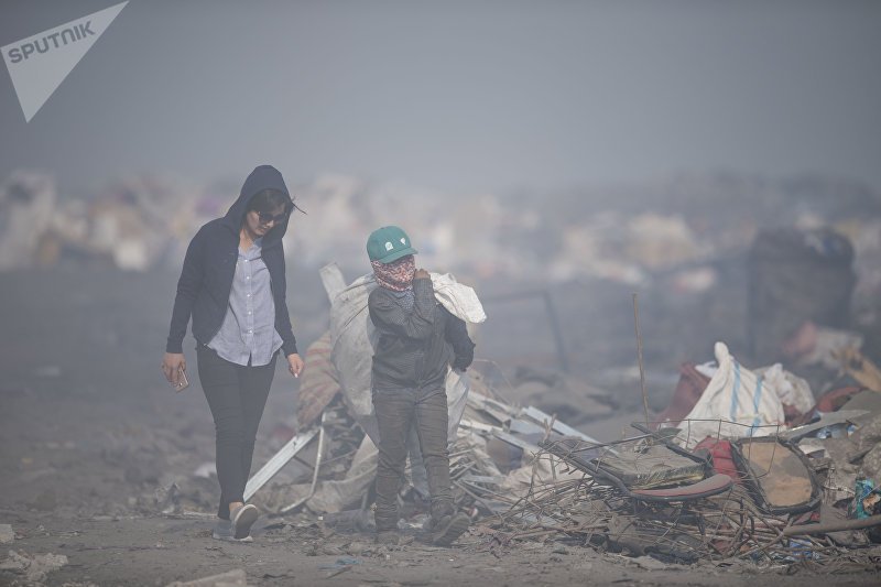 Дети на мусорном полигоне в Бишкеке