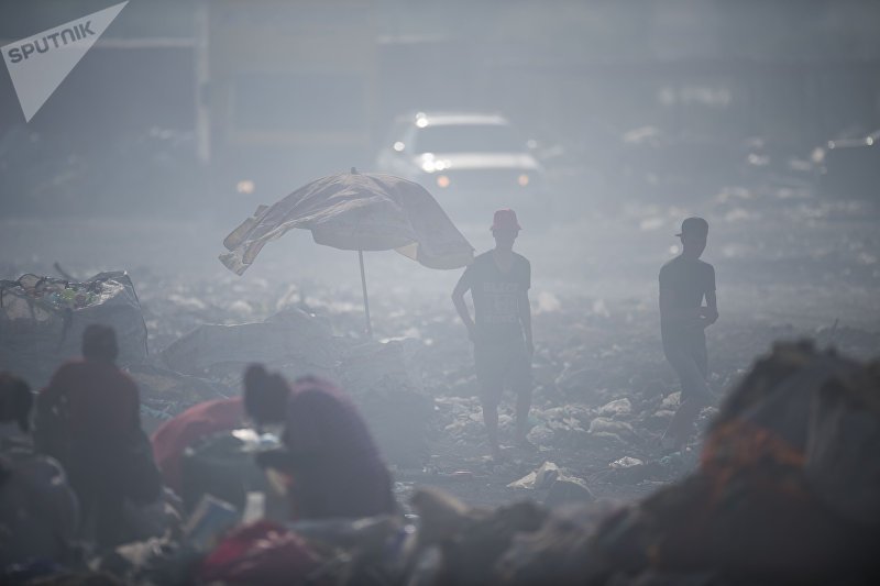 Люди, работающие на мусорном полигоне в Бишкеке