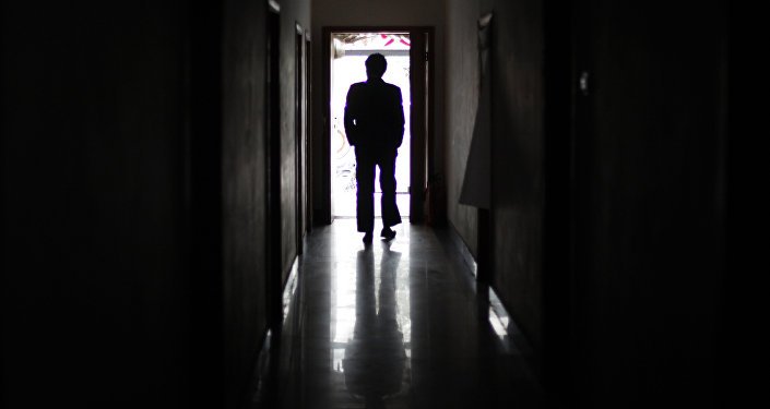 Силуэт мужчины идущего по коридору. Архивное фото