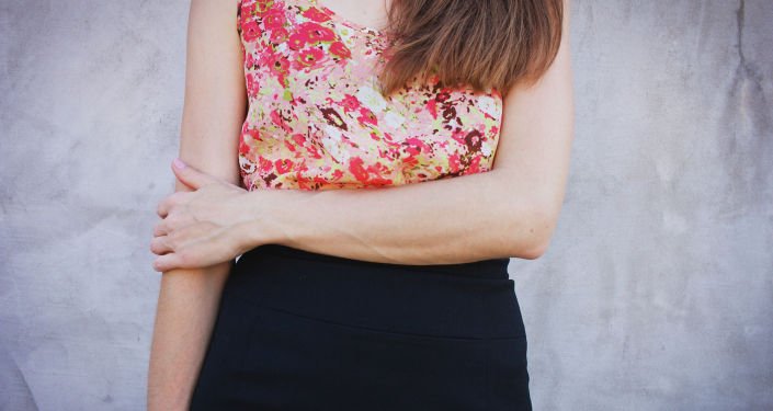 Девушка стоит у стены. Архивное фото