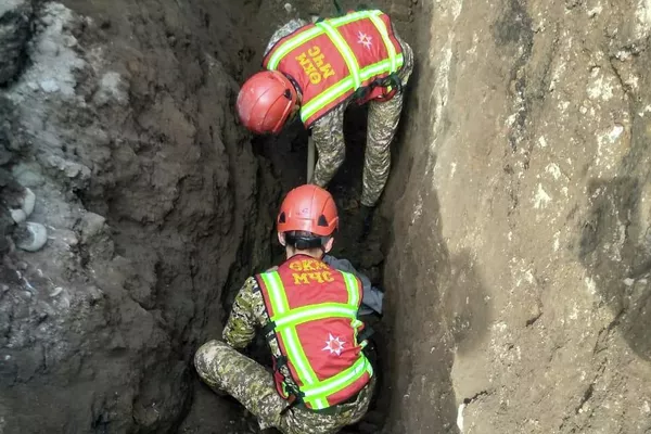 Рабочие копали траншею для проведения канализации, когда земля обвалилась на двух человек - Sputnik Кыргызстан