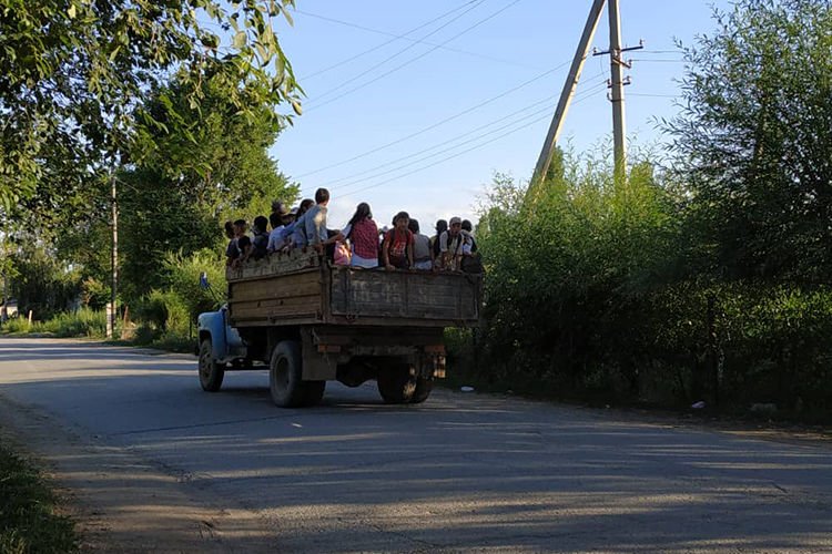 Фото 24.kg. Подростки едут на поле сажать капусту