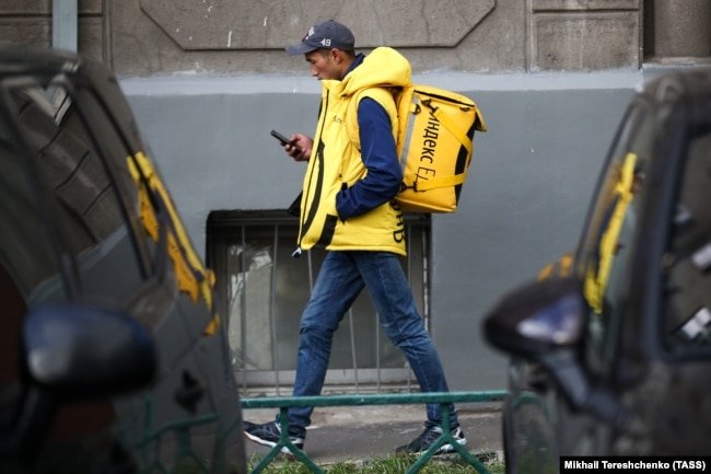 Доставщик еды в Москве.