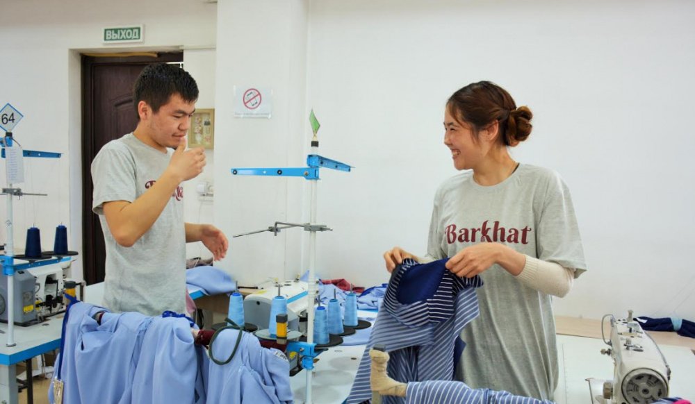 История Рустама с нарушениями слуха и речи, который нашел призвание в швейной отрасли