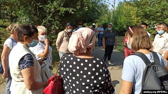 Батыс Қазақстан облыстық білім басқармасы маңына жиналған еңбек пәні мұғалімдері. Орал, 26 тамыз 2021 жыл.