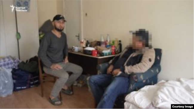 Жатаканада жашаган борбор азиялыктар.