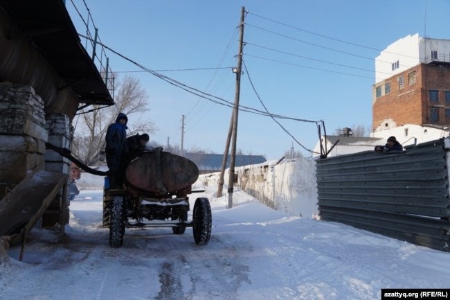 Жители села наполняют цистерну бардой. 26 февраля 2021 года.