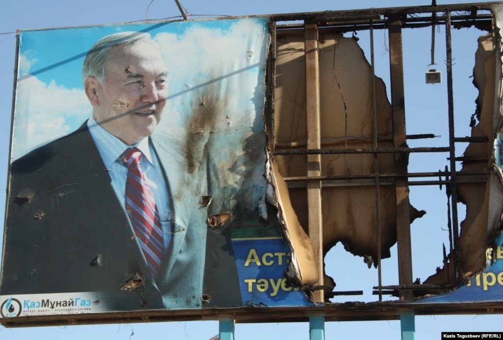 Баннер с изображением Нурсултана Назарбаева, тогдашнего президента Казахстана, в городе Жанаозен Мангистауской области, 19 декабря 2011 года.