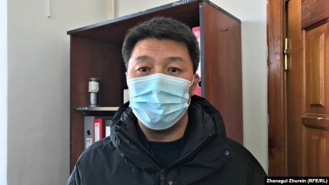 27 қаңтарда Көкжиде кенішіне барған Азаттық тілшісіне "КМК Мұнай" компаниясы президенті Ван Цзиньбао жұмысшыларға жалақыны 20 пайызға көтеруді ұсынғанын, бірақ жұмысшылар оған келіспей, еңбекақыны екі есеге көбейтуді талап еткенін айтқан еді. Темір ауданы, Ақтөбе облысы, 2021 жыл.