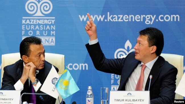 Тимур Кулибаев (справа), глава ассоциации Kazenergy, зять Нурсултана Назарбаева. Слева — Сауат Мынбаев в бытность министром нефти и газа. Астана, ноябрь 2011 года. Центр по исследованию коррупции и организованной преступности (OCCRP) писал, что Мынбаев стоит за компанией Meridian Capital, у которой в 2011 году контролируемая Кулибаевым компания выкупила часть акций алматинского аэропорта.