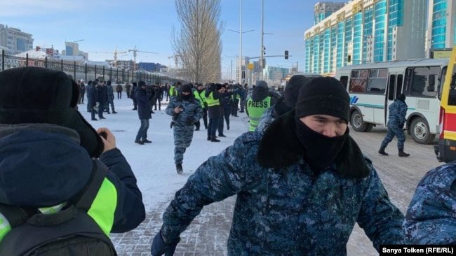 Полицейские проводят задержания в Нур-Султане. 16 декабря 2019 года.