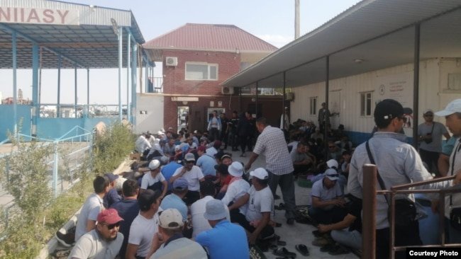 Бастующие рабочие предприятия «КЕЗБИ». Жанаозен, 1 июля 2021 года