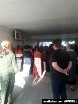 Очередь за продуктами в магазине в Ашгабате.