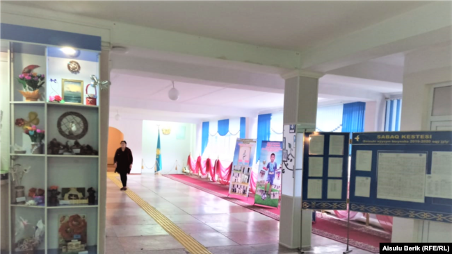 Коридор в средней школе.