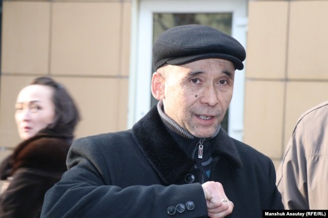 Ноян Рахимжанов у здания суда. Алматы, 10 ноября 2019 года.
