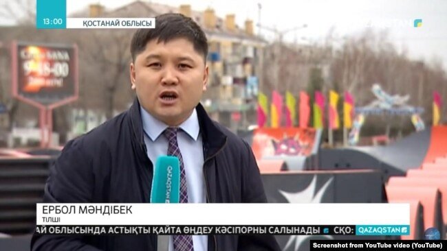 Ербол Мандибек записывает стендап для сюжета на телеканале Qazaqstan