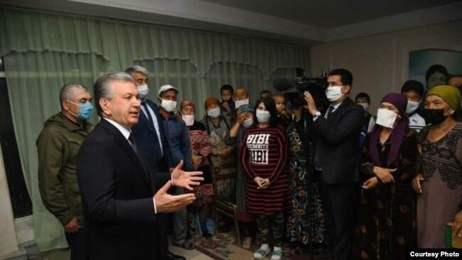 Президент Шавкат Мирзияев на встрече с гражданами, эвакуированными после прорыва дамбы на Сардобинском водохранилище.