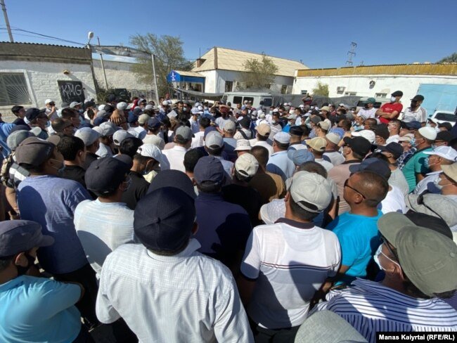 Забастовка сотрудников компании KMG-Security с требованием повысить заработную плату. Жанаозен, 16 июля 2021 года