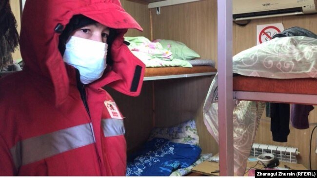 "КМК Мұнай" компаниясының жұмысшылары вахталық кенттегі ескі жатақханаға сыймаған соң 30 шақты вагонда тұрып жатқанын айтады. Көкжиде кеніші, Темір ауданы, Ақтөбе облысы, 27 қаңтар 2021 жыл.