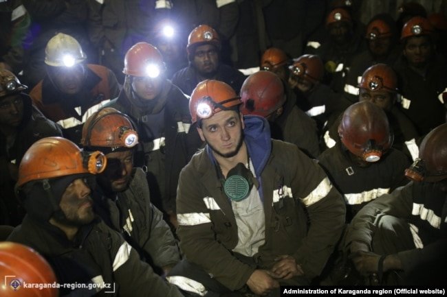 Протестующие в шахтах «АрселорМиттал Темиртау» горняки. Декабрь 2017 года