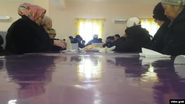 Родственники погибших в Жанаозене в 2011 году нефтяников на поминках, 8 декабря 2018 года.