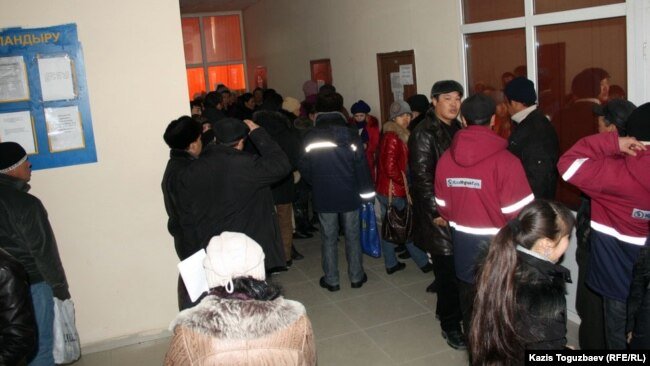 В коридоре центра трудоустройства. Город Жанаозен Мангистауской области, 16 февраля 2012 года.