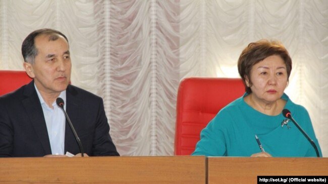 Конституциялык палатанын мурдагы төрагасы Эркинбек Мамыров (солдо) жана Жогорку соттун кызматынан убактылуу четтетилген төрайымы Гүлбара Калиева (оңдо).